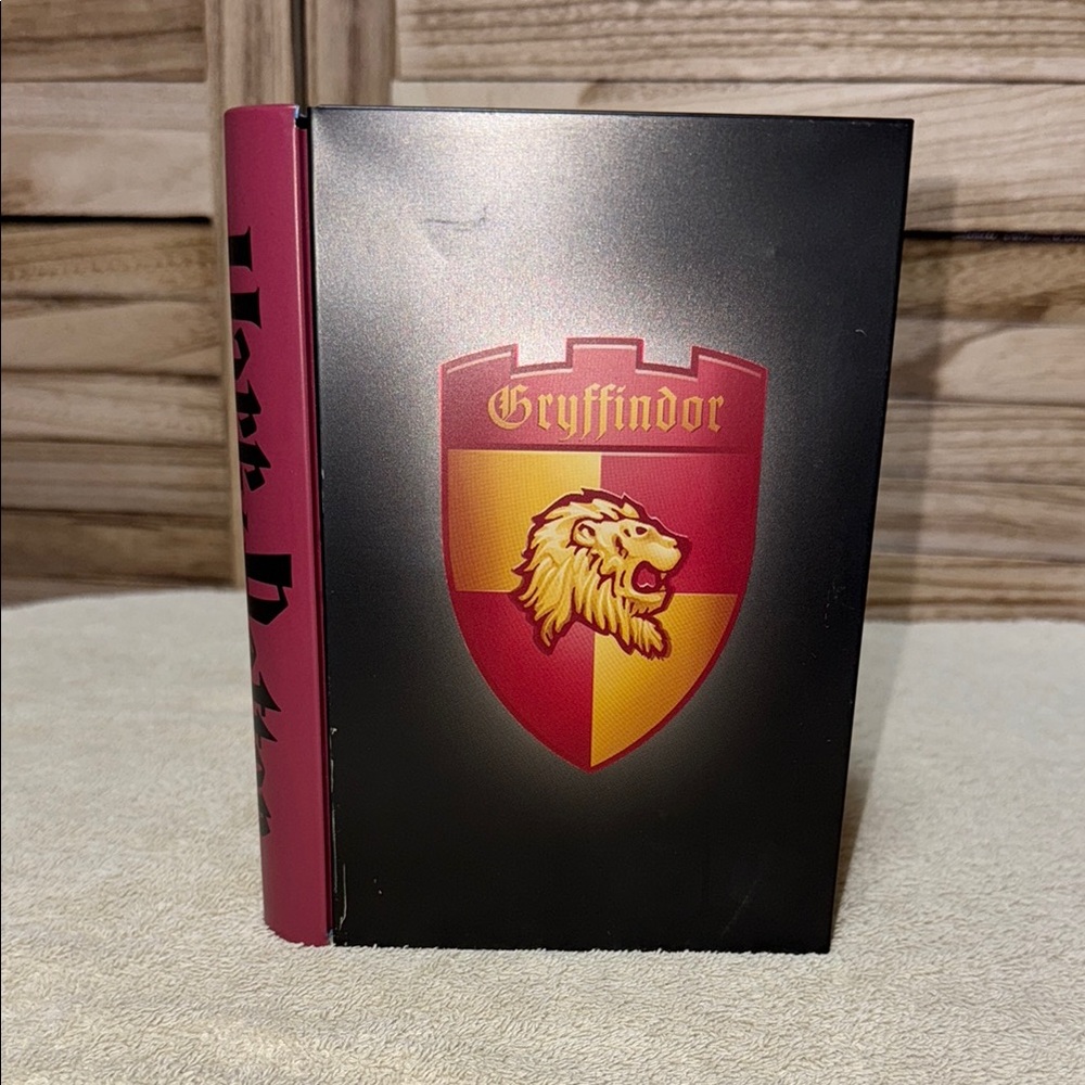 Harry Potter Warner Bros Gryffindor Shield Tin Card Holder With Gloves Red New